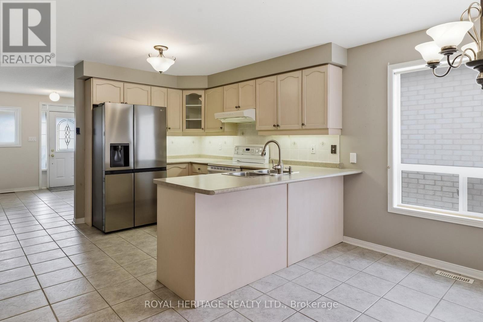 19 Fitzpatrick Court, Whitby, Ontario  L1M 2G9 - Photo 4 - E13130656