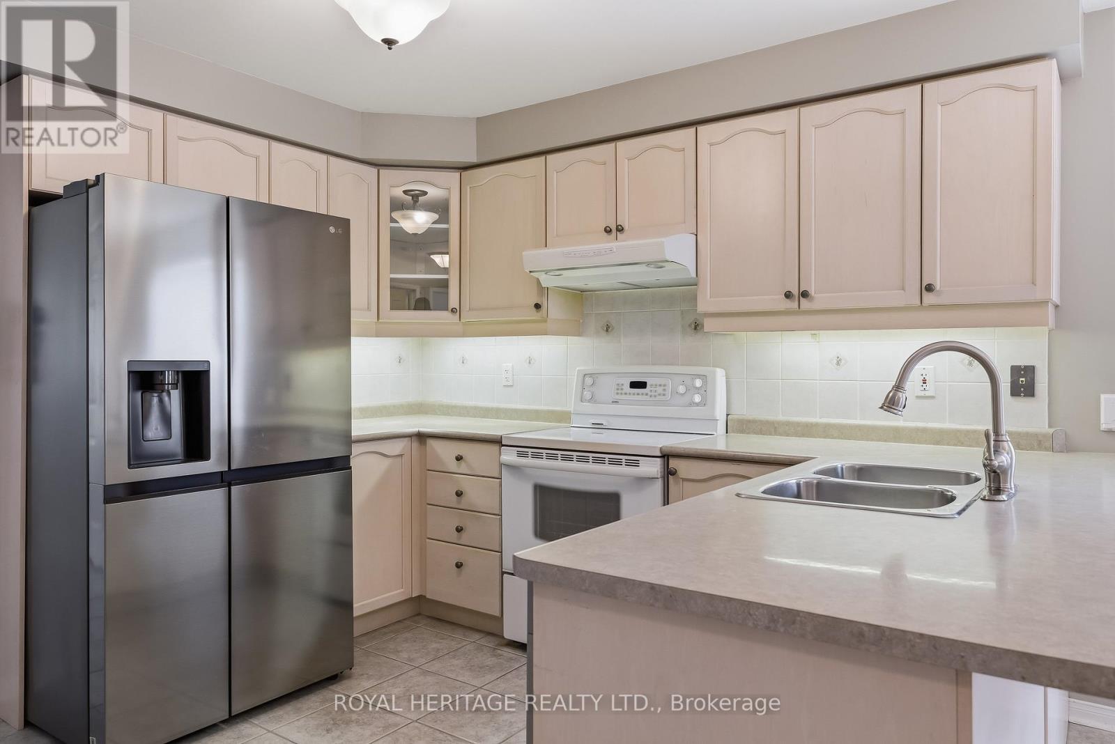 19 Fitzpatrick Court, Whitby, Ontario  L1M 2G9 - Photo 6 - E13130656