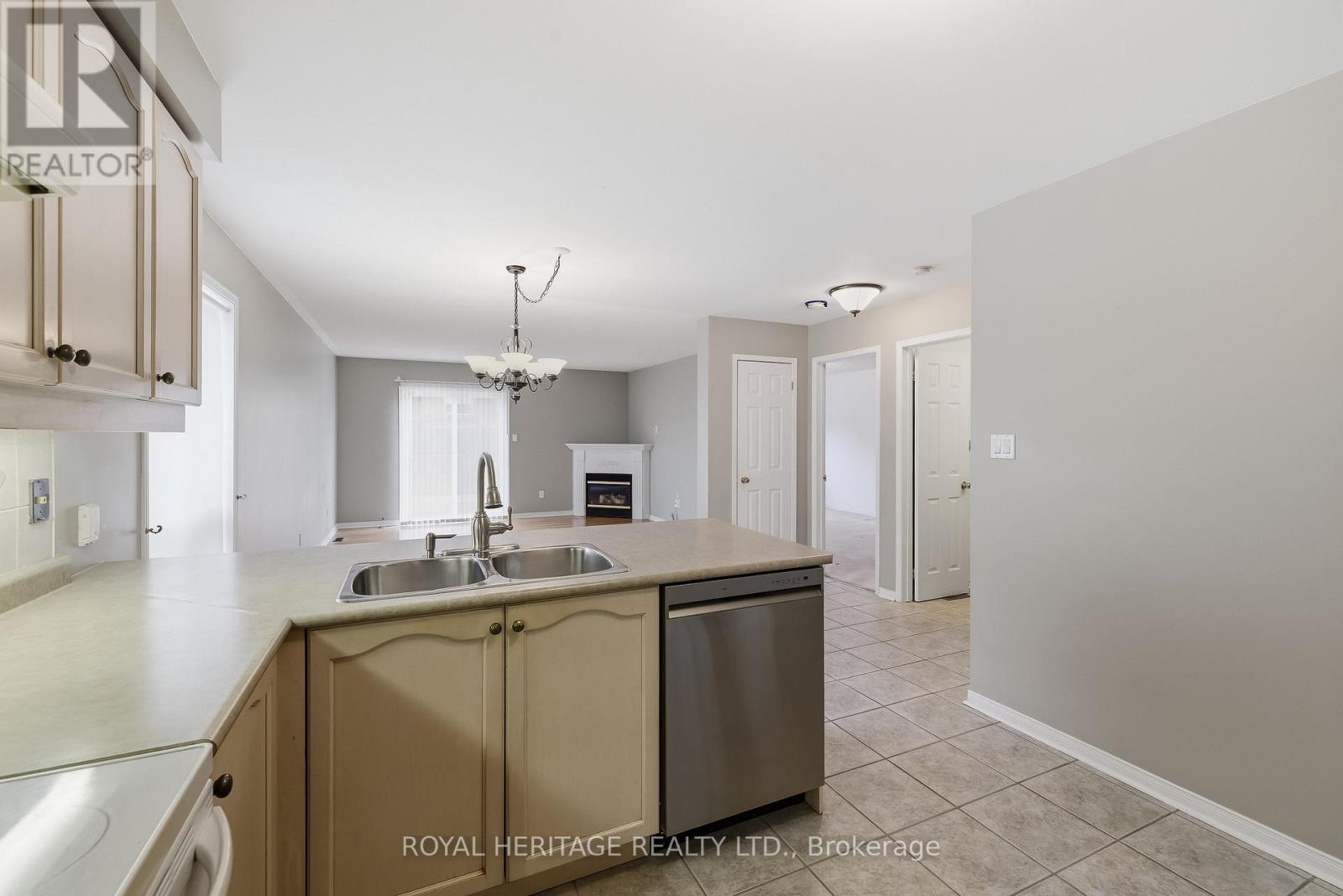 19 Fitzpatrick Court, Whitby, Ontario  L1M 2G9 - Photo 7 - E13130656