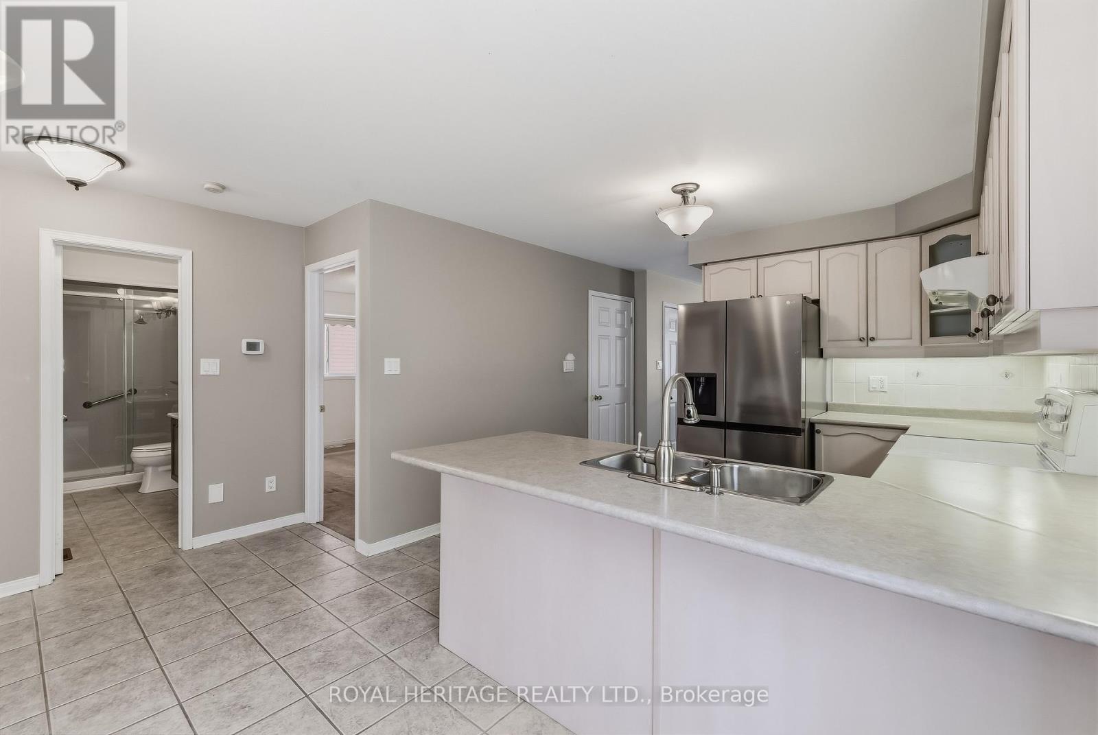 19 Fitzpatrick Court, Whitby, Ontario  L1M 2G9 - Photo 8 - E13130656