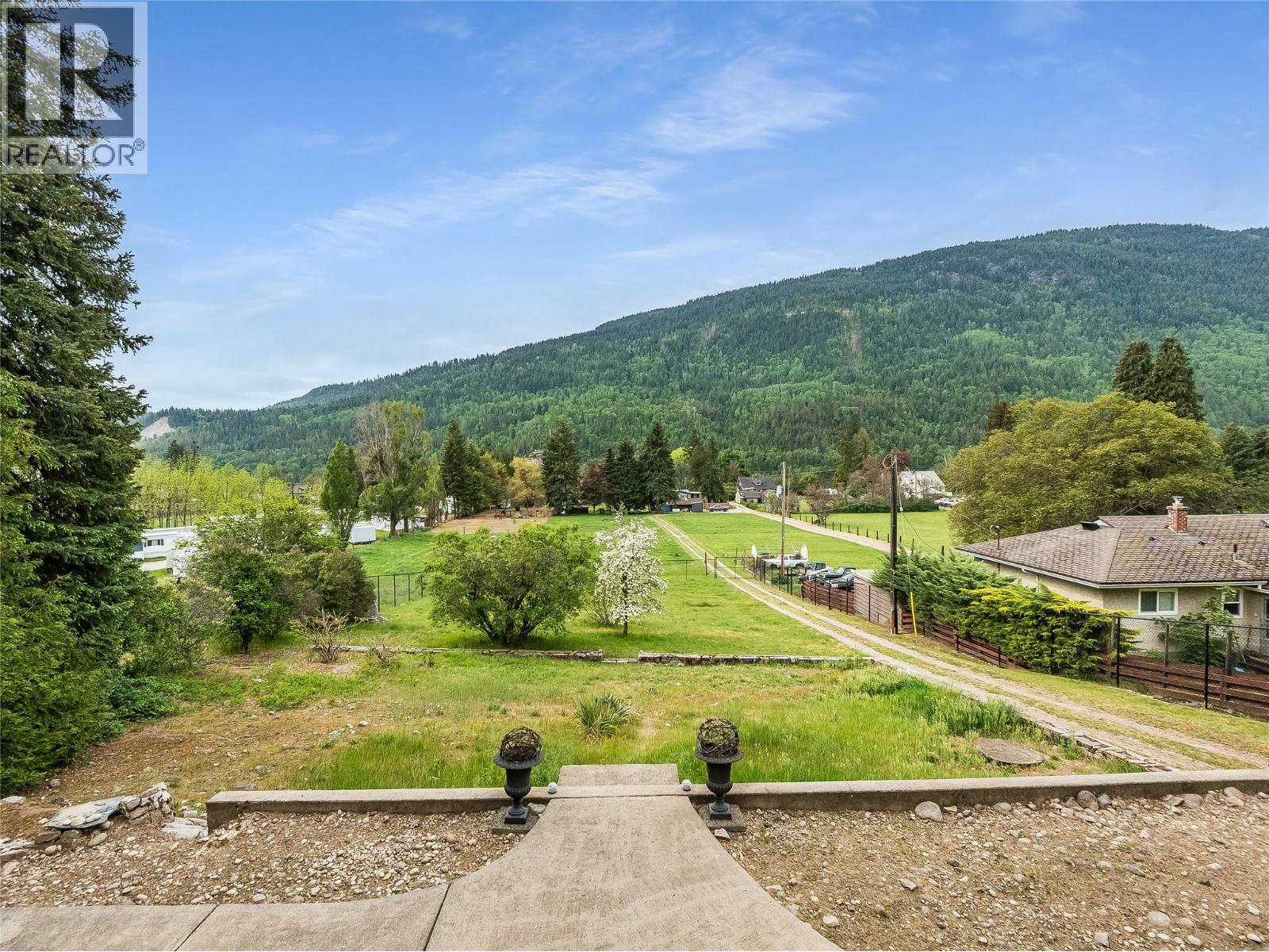 3275 Broadwater Road, Robson, British Columbia  V0G 1X0 - Photo 4 - 10386895