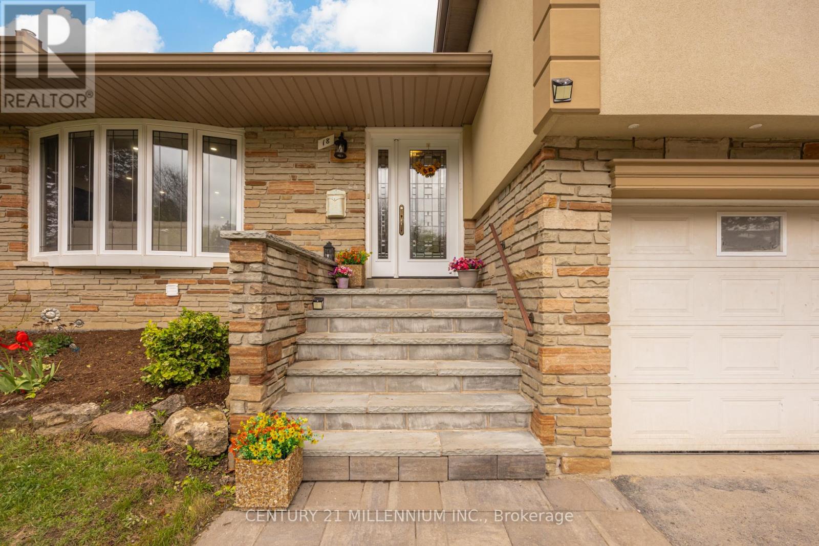 18 Ridgehill Drive, Brampton, Ontario  L6Y 2C4 - Photo 3 - W13130546