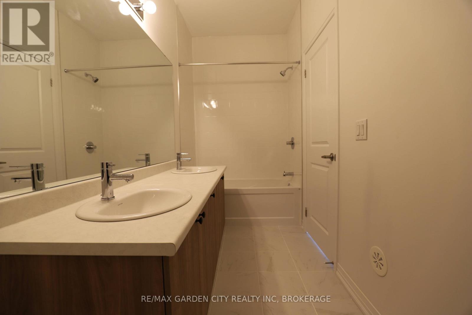 12 Sidney Rose Common, St. Catharines, Ontario  L2T 0B3 - Photo 4 - X13130742