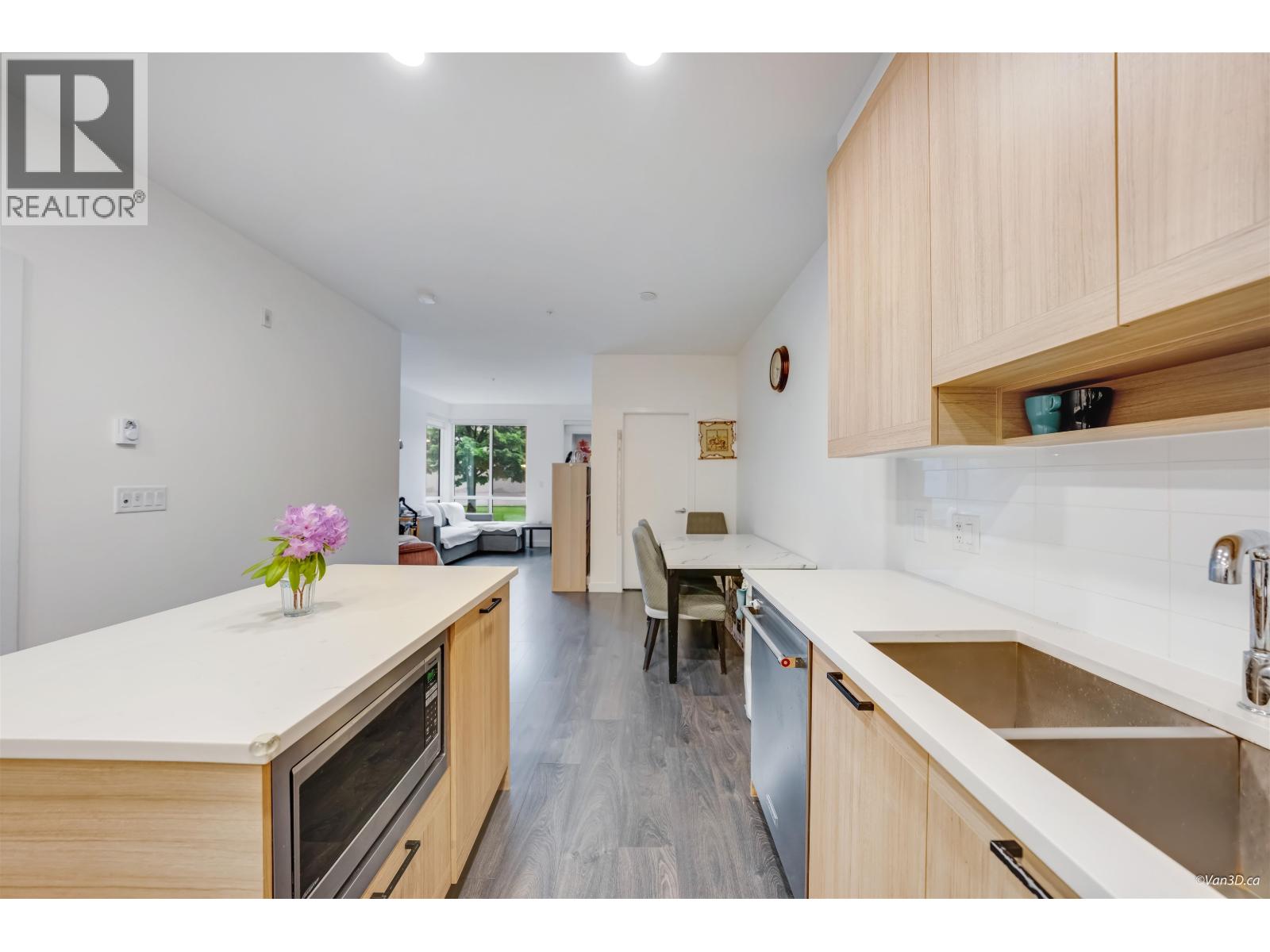 209 7133 14th Avenue, Burnaby, British Columbia  V3N 0H5 - Photo 2 - R3123595