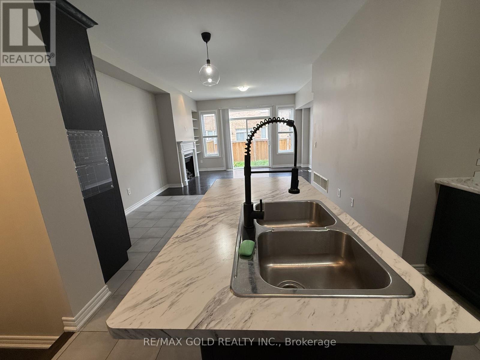 6 Pearman Crescent, Brampton (Northwest Brampton), Ontario  L7A 4Y9 - Photo 5 - W13130770
