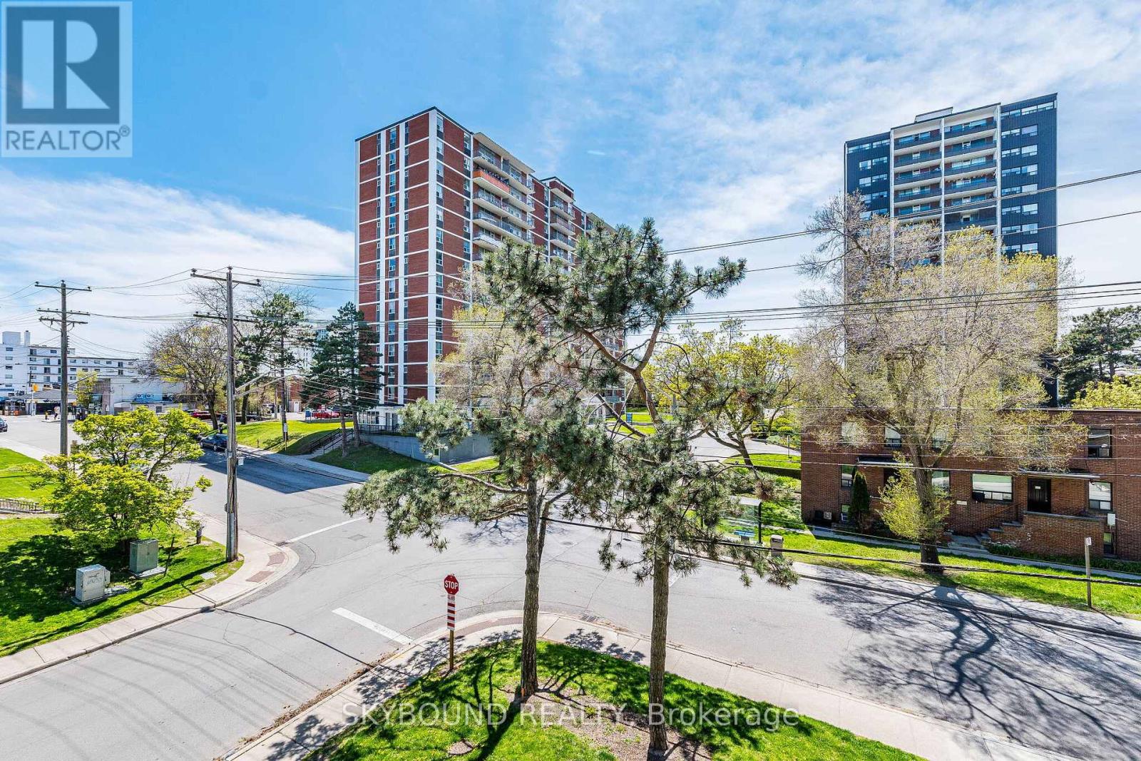305 - 15 Elizabeth Street N, Mississauga, Ontario  L5G 2Z3 - Photo 2 - W13130856