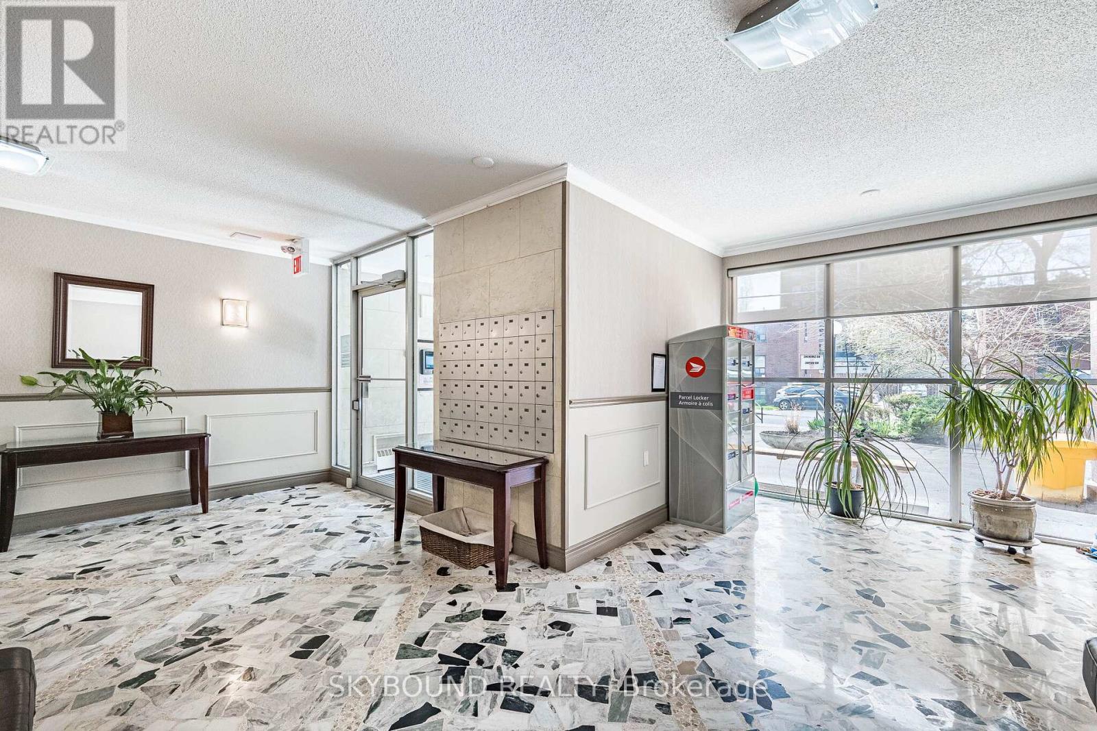 305 - 15 Elizabeth Street N, Mississauga, Ontario  L5G 2Z3 - Photo 4 - W13130856