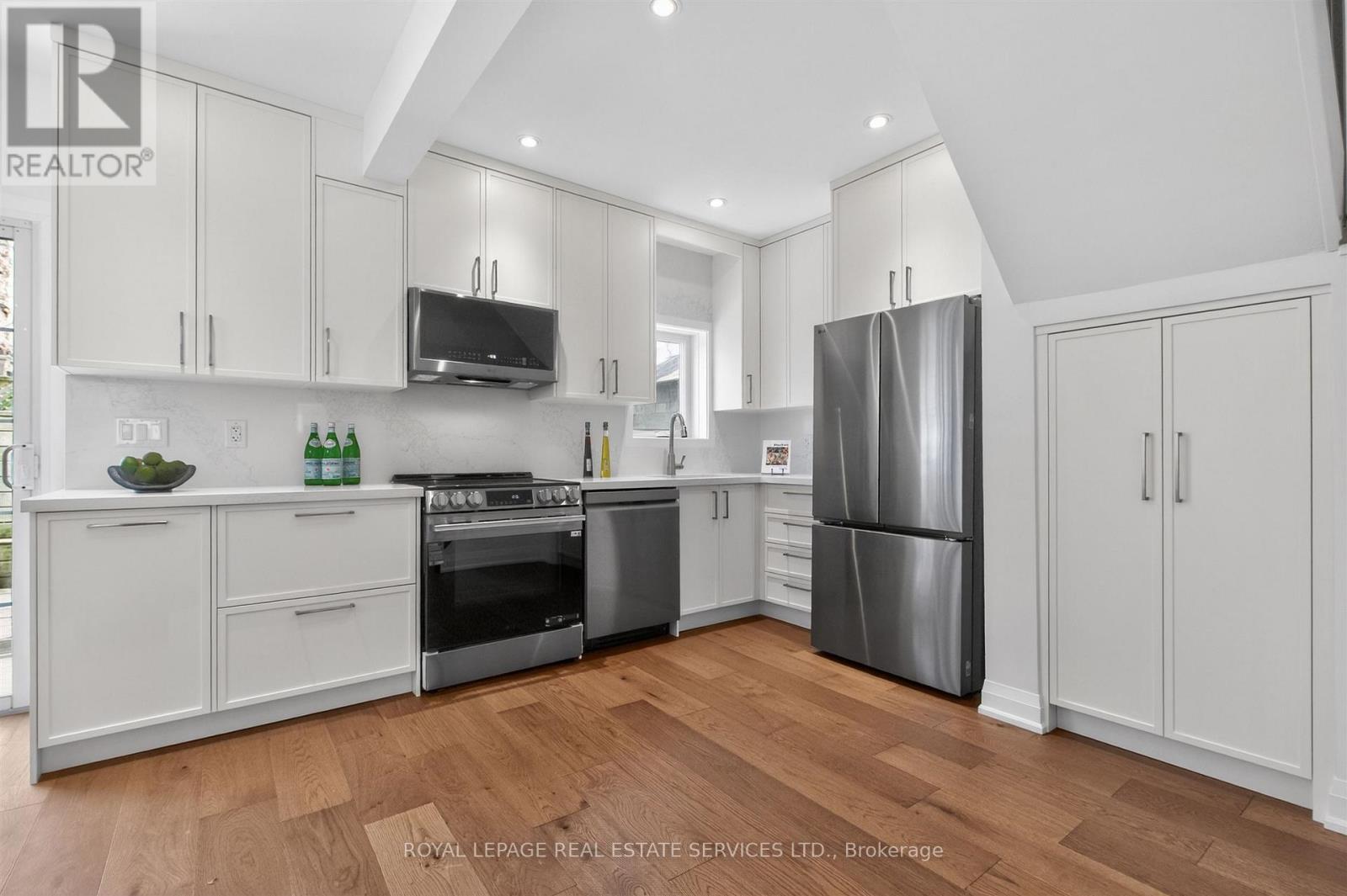 93 Medland Crescent, Toronto, Ontario  M6P 2N3 - Photo 11 - W13130912