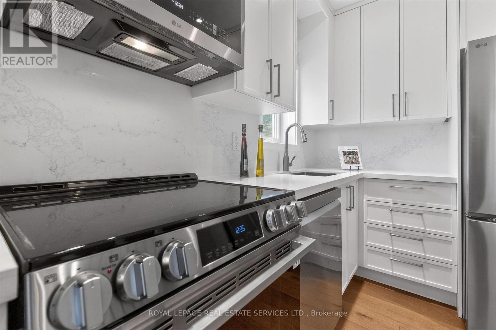 93 Medland Crescent, Toronto, Ontario  M6P 2N3 - Photo 13 - W13130912