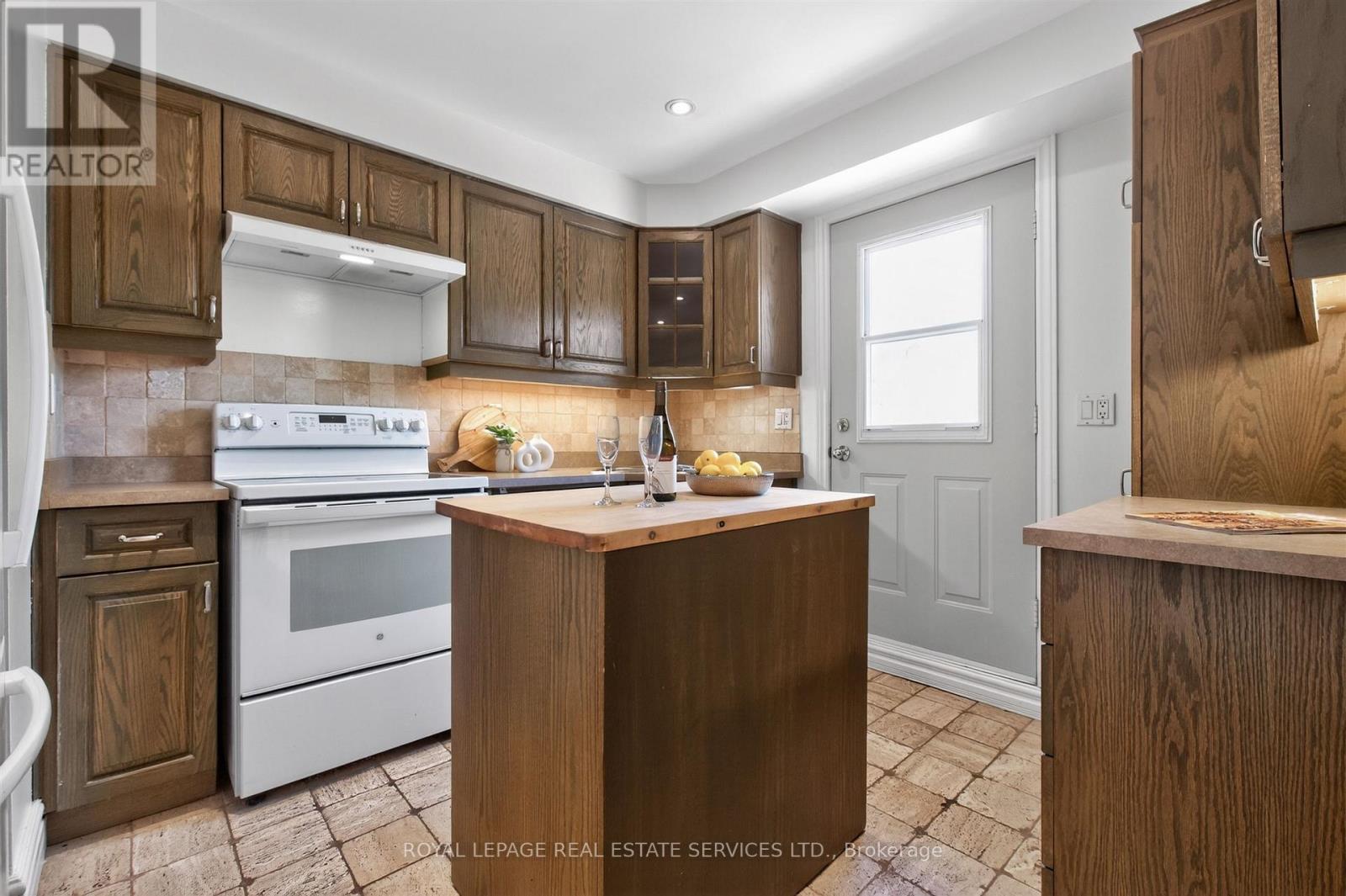 93 Medland Crescent, Toronto, Ontario  M6P 2N3 - Photo 23 - W13130912