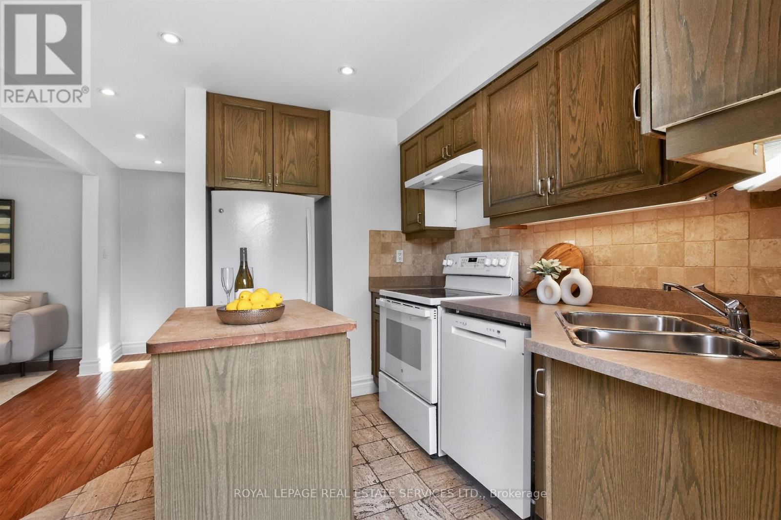 93 Medland Crescent, Toronto, Ontario  M6P 2N3 - Photo 24 - W13130912