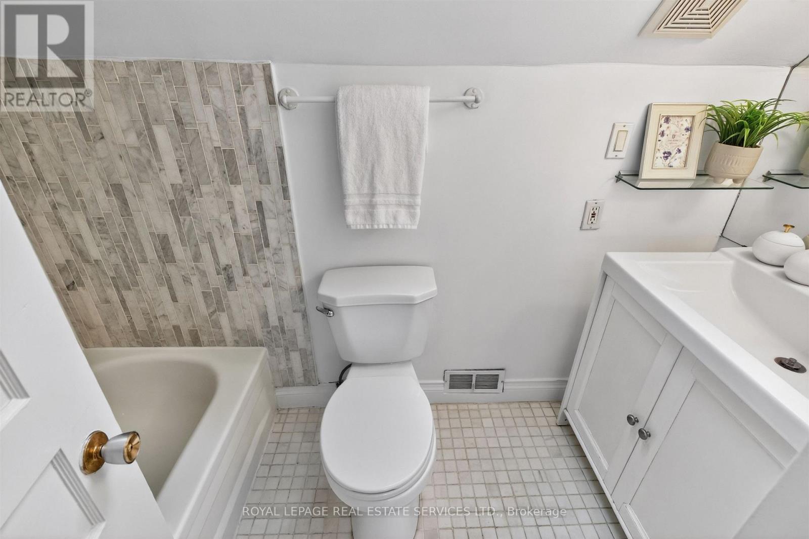 93 Medland Crescent, Toronto, Ontario  M6P 2N3 - Photo 31 - W13130912