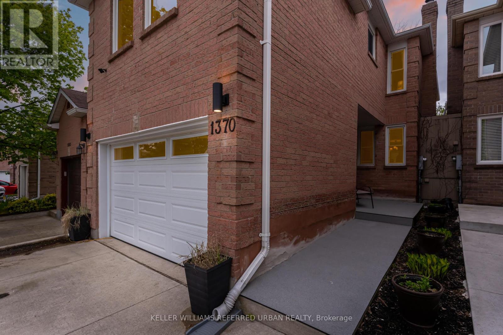 1370 Hazel Mccleary Drive, Oakville, Ontario  L6J 7B1 - Photo 2 - W13130932