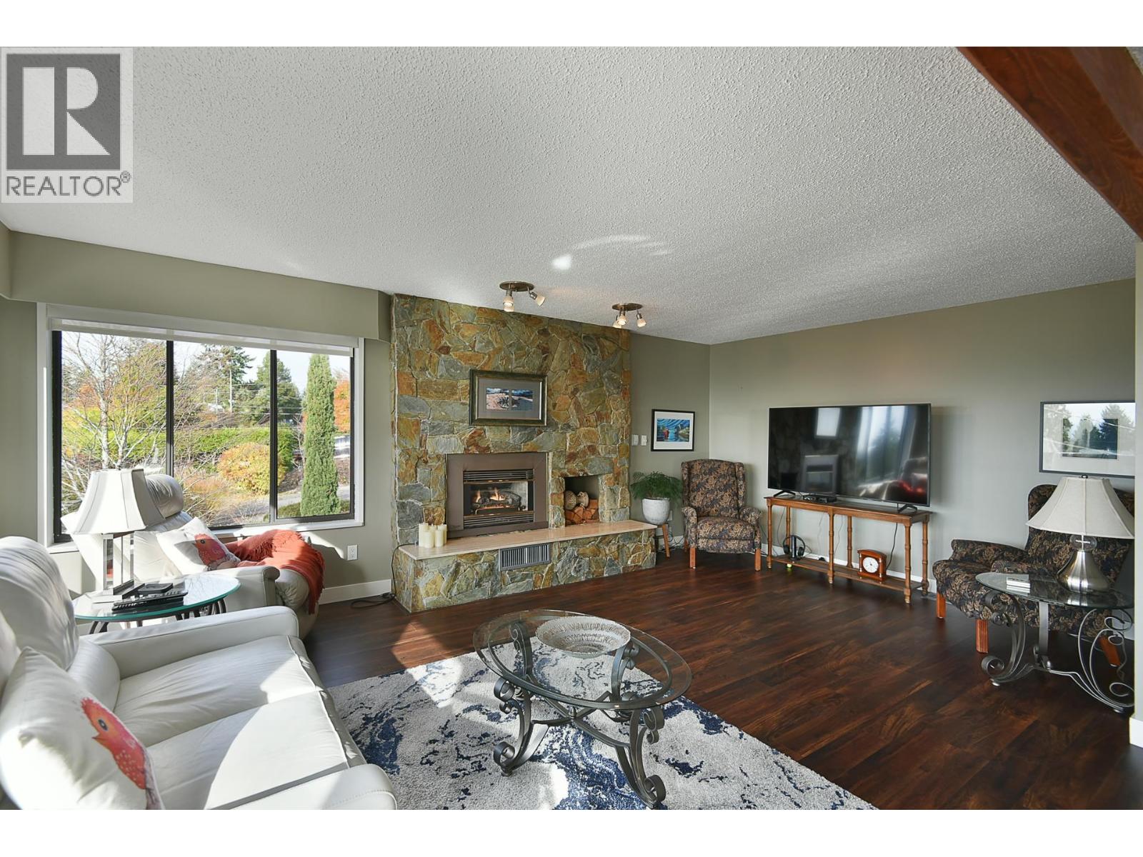4926 Laurel Avenue, Sechelt, British Columbia  V7Z 0B7 - Photo 2 - R3123955