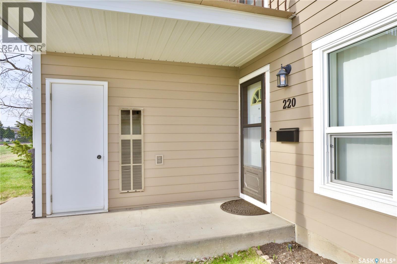 220 Cedar Meadow Drive, Regina, Saskatchewan  S4X 3J6 - Photo 2 - SK035995