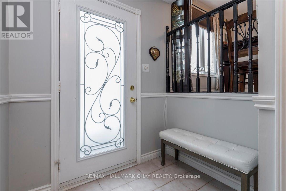 36 Ridgeway Avenue, Barrie, Ontario  L4N 5L2 - Photo 3 - S12892386