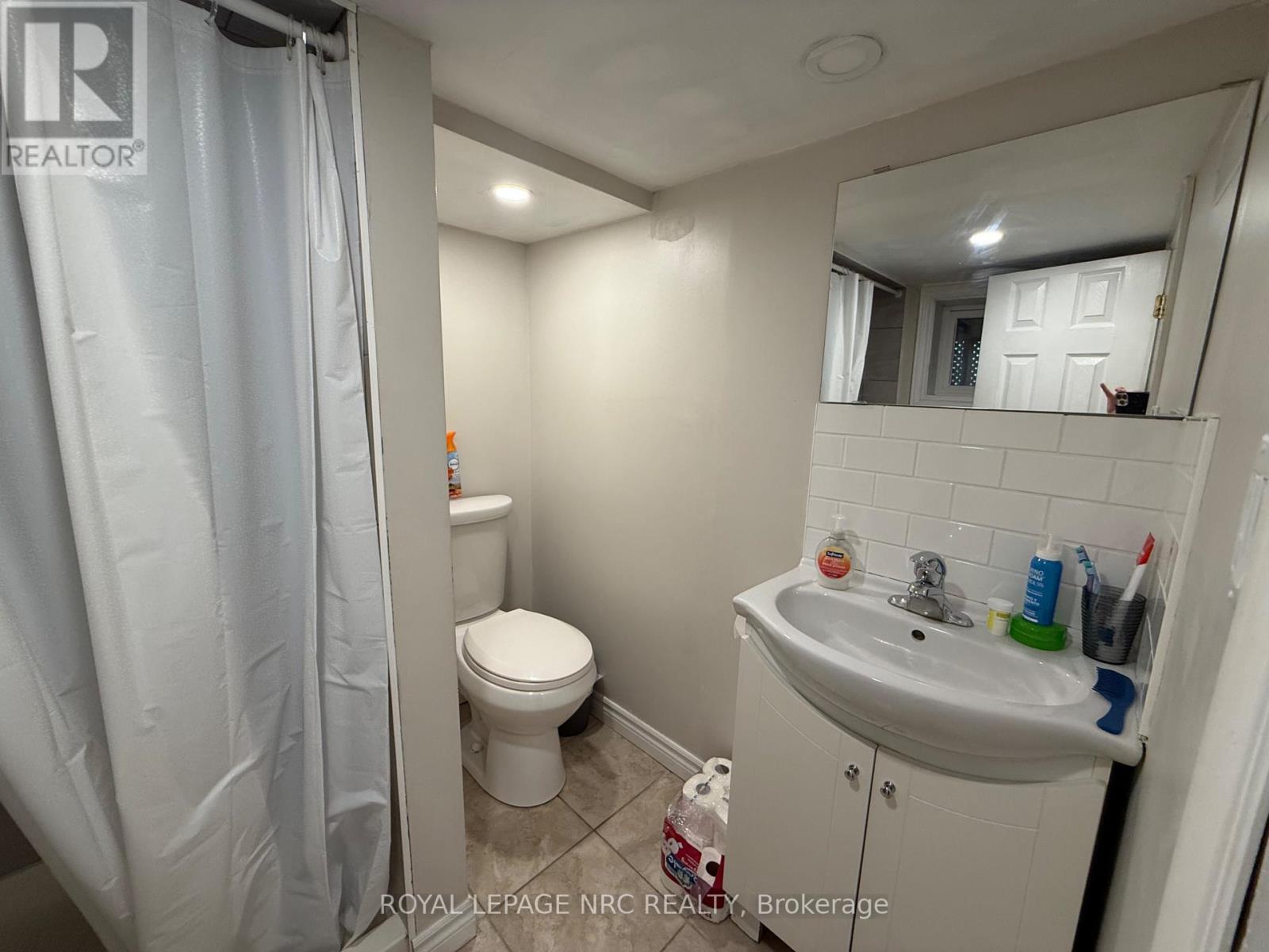 Lower Unit - 5715 Highland Avenue, Niagara Falls, Ontario  L2G 4X2 - Photo 11 - X13131078
