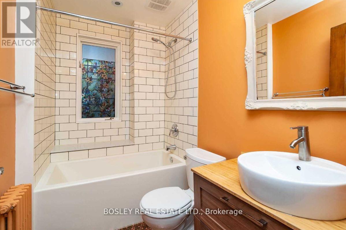 Upper - 2994 Dundas Street W, Toronto, Ontario  M6P 1Z3 - Photo 17 - W13131160