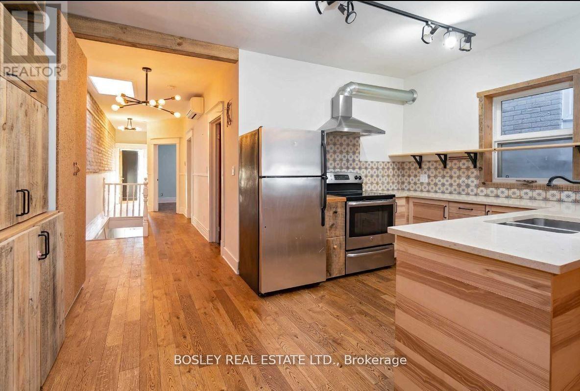 Upper - 2994 Dundas Street W, Toronto, Ontario  M6P 1Z3 - Photo 8 - W13131160