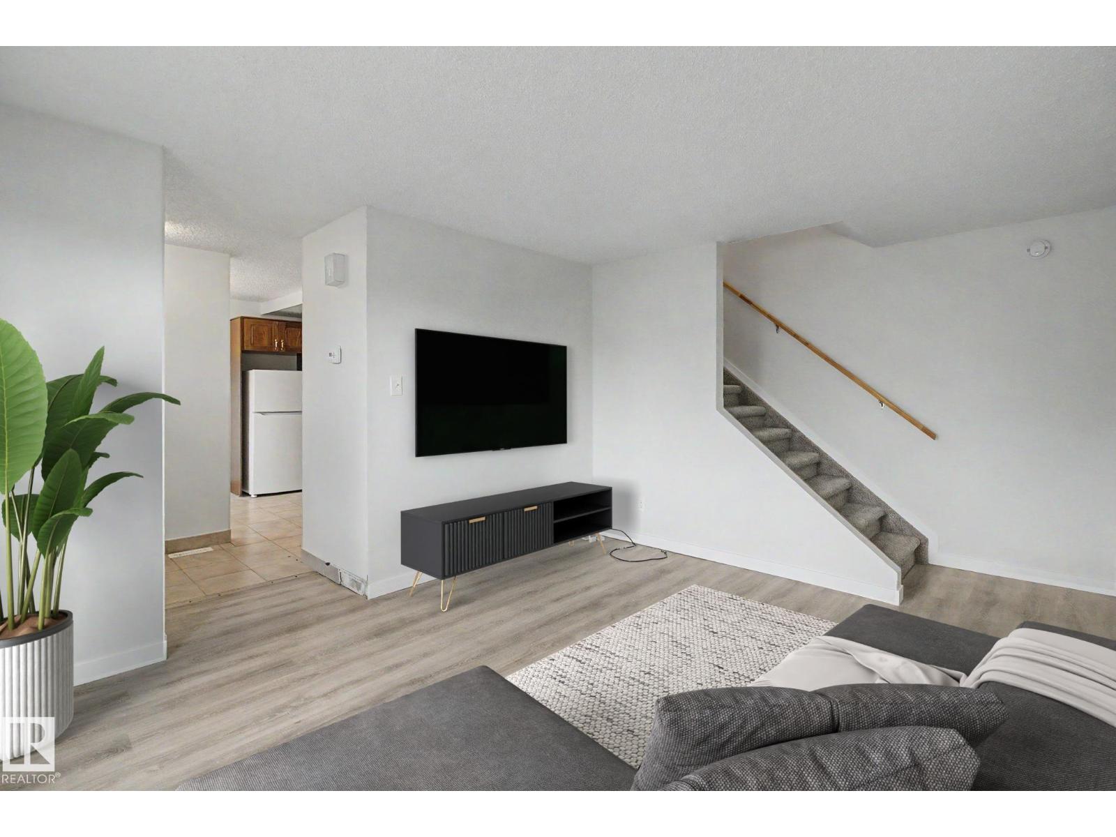 9b Clareview Vg Nw, Edmonton, Alberta  T5A 3P4 - Photo 3 - E4487844