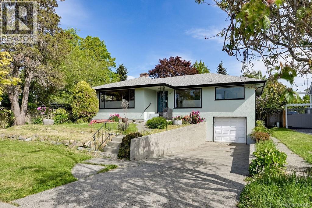 2106 Neil St, Oak Bay, British Columbia  V8R 3E4 - Photo 1 - 1036879
