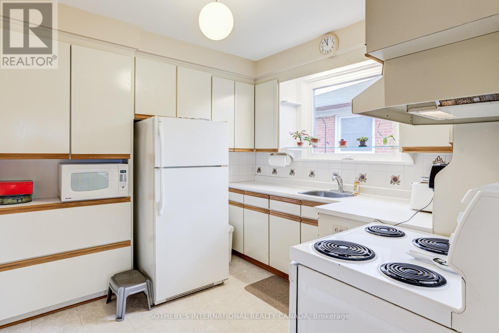 16 Paulart Drive, Toronto, Ontario  M9B 3V4 - Photo 14 - W13090680