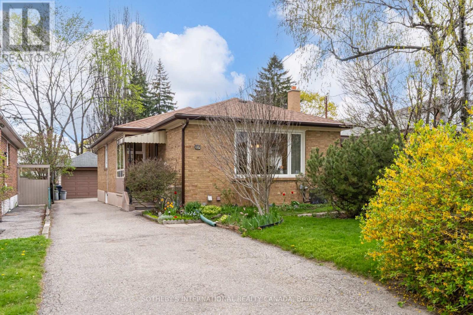 16 Paulart Drive, Toronto, Ontario  M9B 3V4 - Photo 2 - W13090680