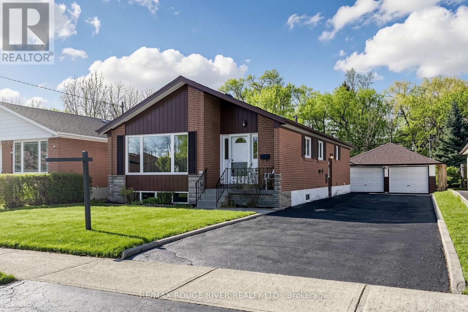 102 TAYSHAM CRESCENT, Toronto, Ontario