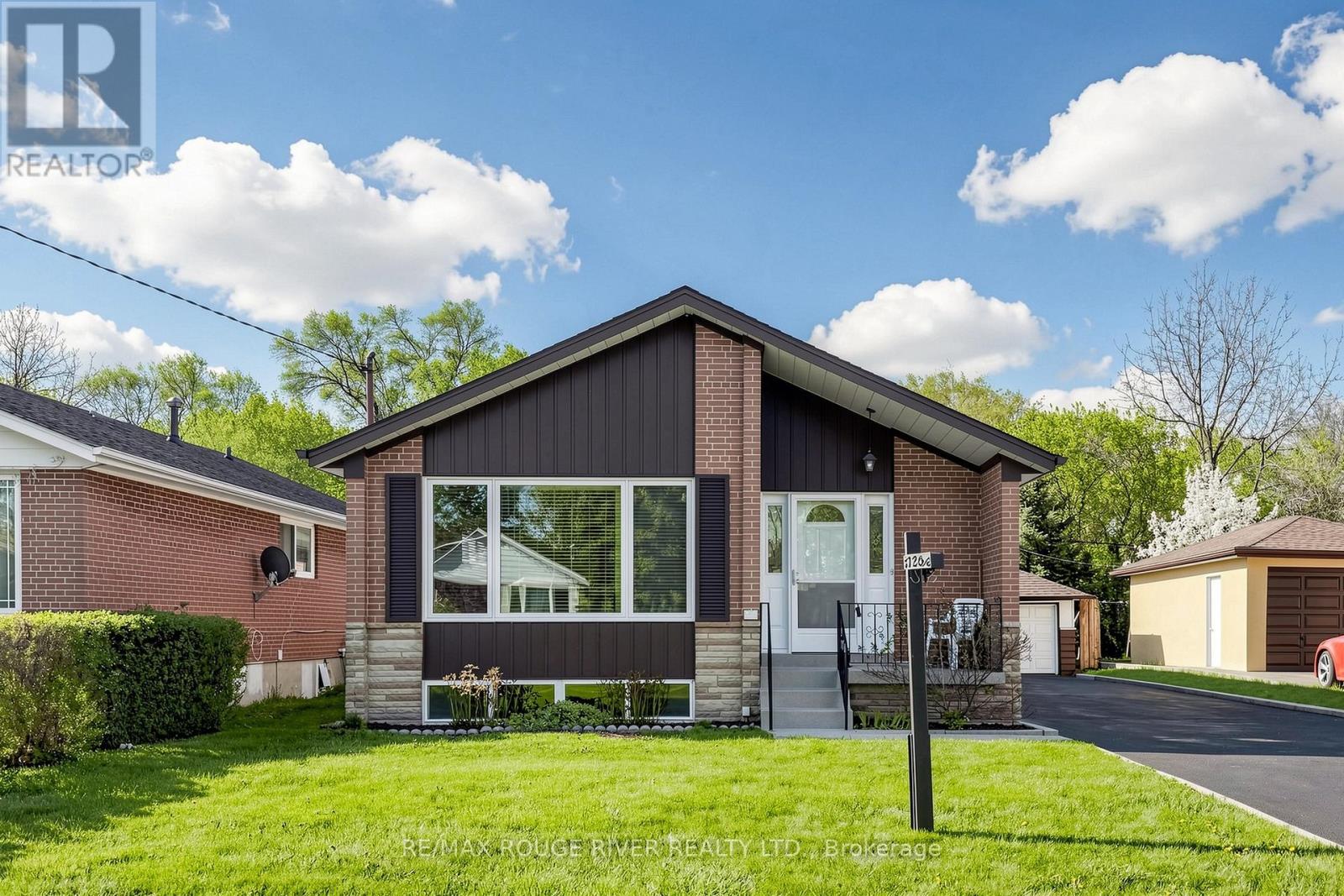 102 Taysham Crescent, Toronto, Ontario  M9V 1X3 - Photo 4 - W13121684