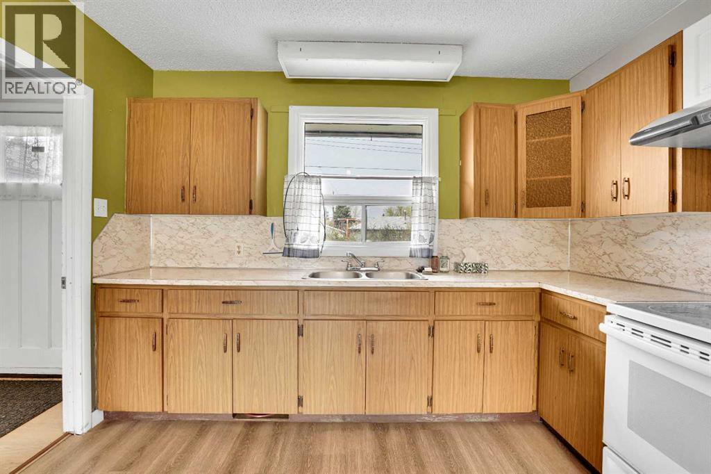 8316 43 Avenue NW, Calgary, Alberta  T3B 1X9 - Photo 11 - A2308433