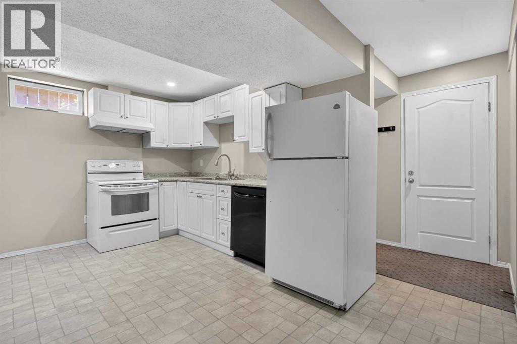 27 Bedford Road Ne, Calgary, Alberta  T3K 2K7 - Photo 24 - A2296242