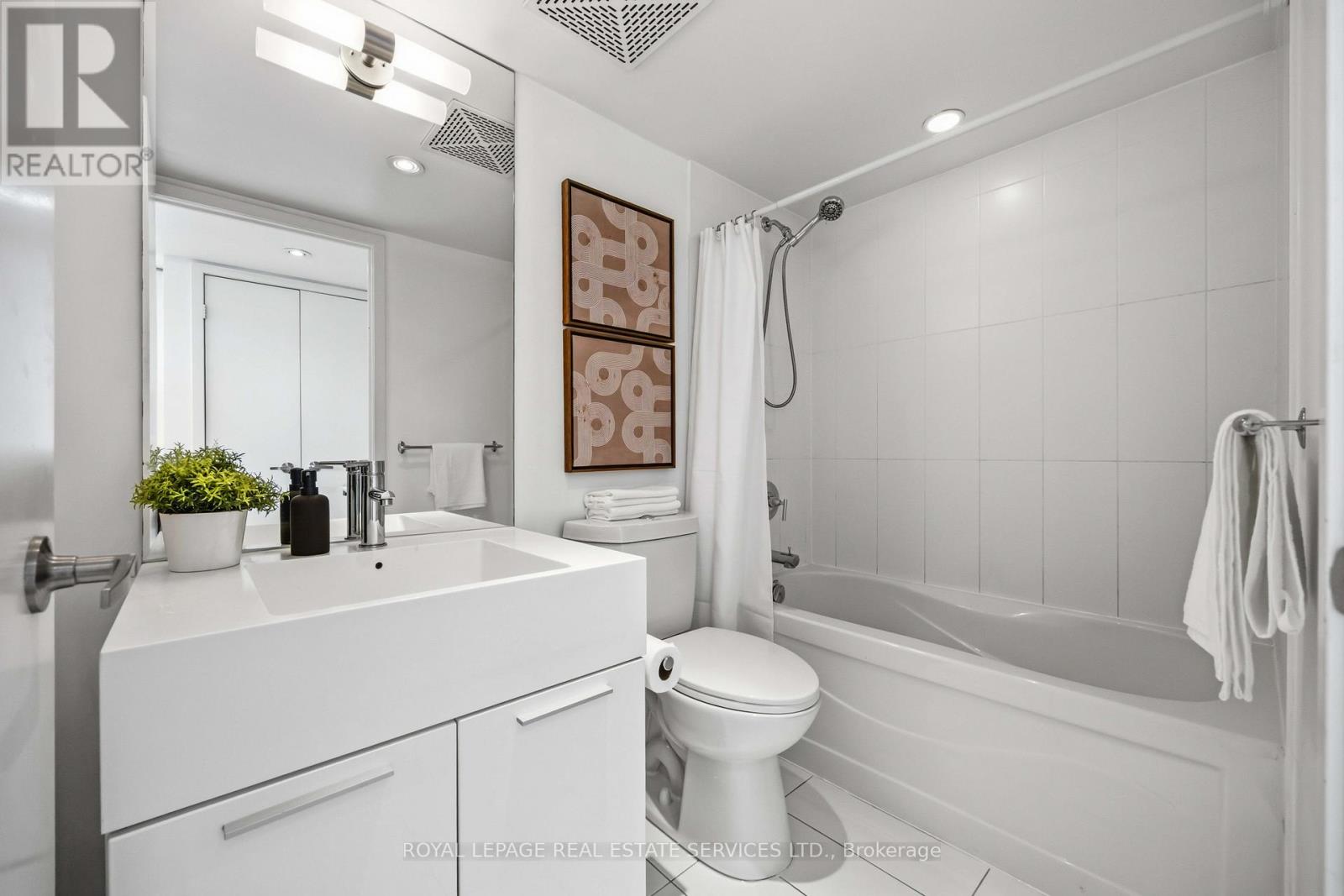 2507 - 25 Capreol Court, Toronto, Ontario  M5V 3Z7 - Photo 18 - C13128430
