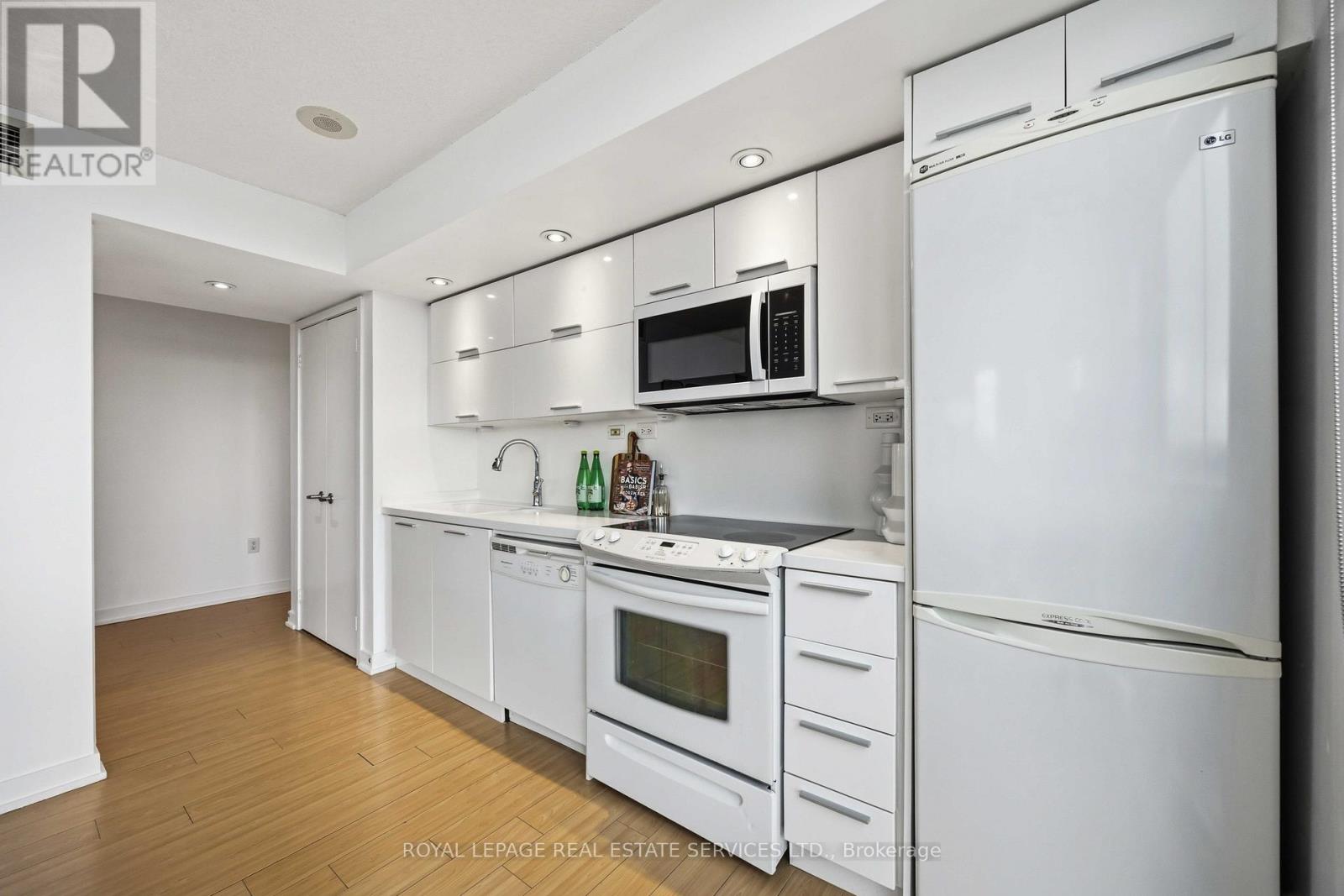 2507 - 25 Capreol Court, Toronto, Ontario  M5V 3Z7 - Photo 11 - C13128430