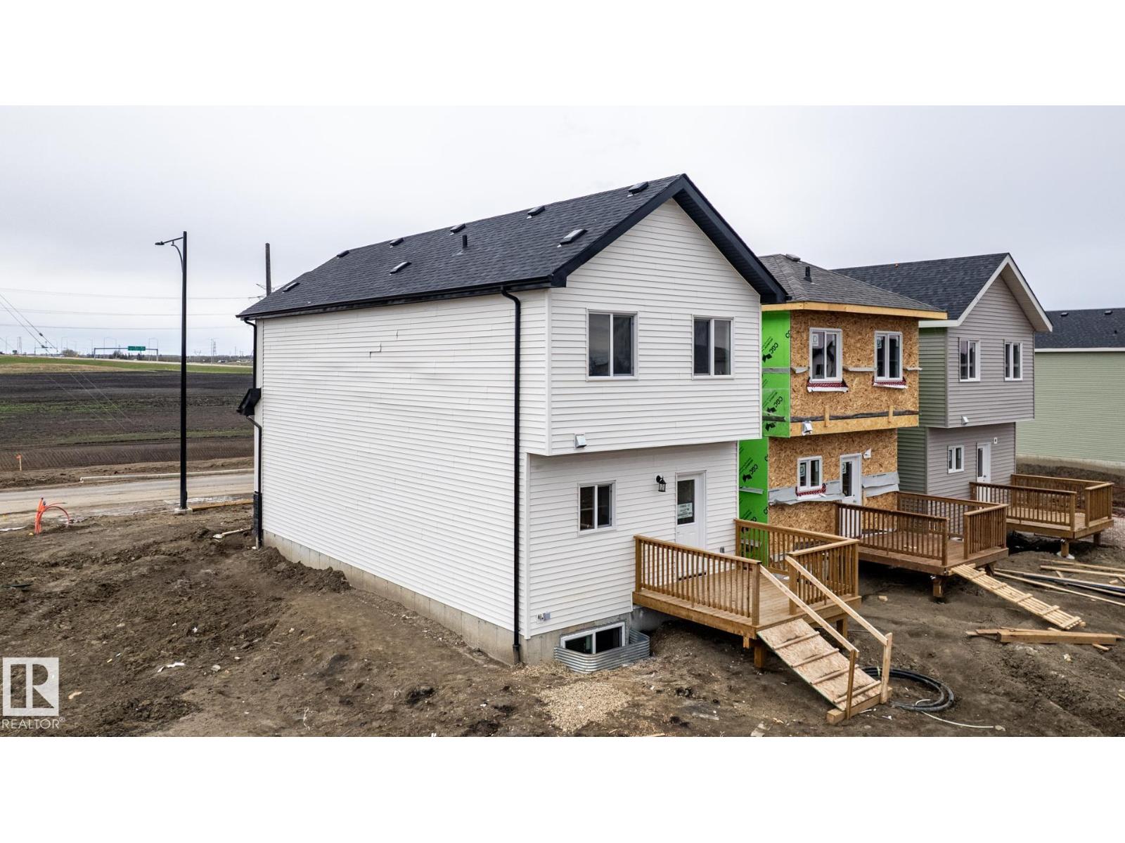 15643 2 St NE, Edmonton, Alberta  T5Y 6K8 - Photo 2 - E4468060