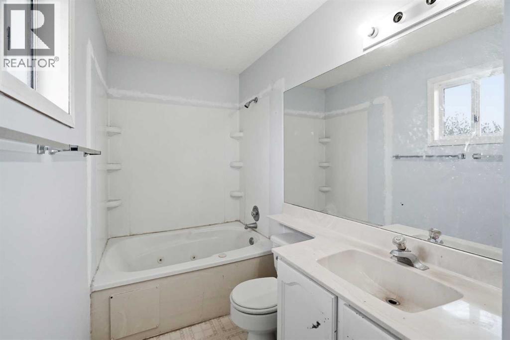 180 Woodside Road Nw, Airdrie, Alberta  T4B 2E2 - Photo 12 - A2311289