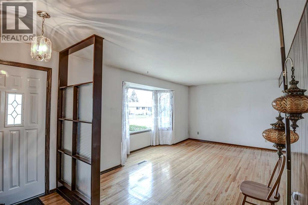 544 Thornhill Place Nw, Calgary, Alberta  T2K 2S7 - Photo 3 - A2311323