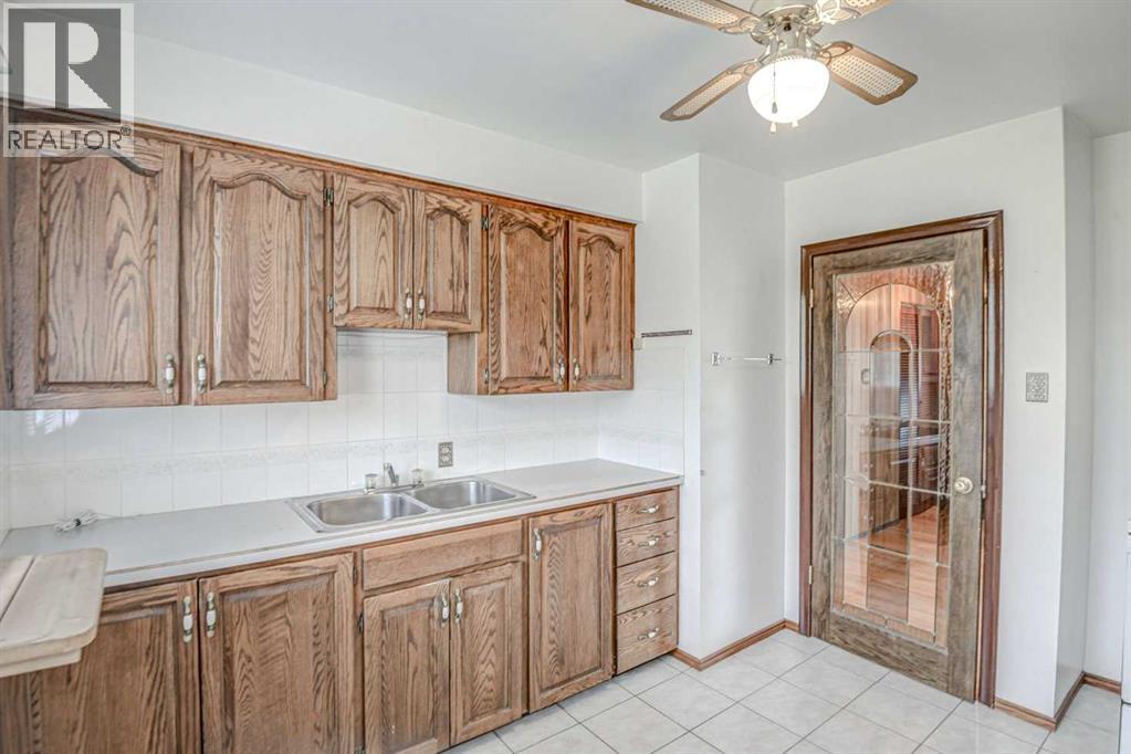 544 Thornhill Place Nw, Calgary, Alberta  T2K 2S7 - Photo 9 - A2311323