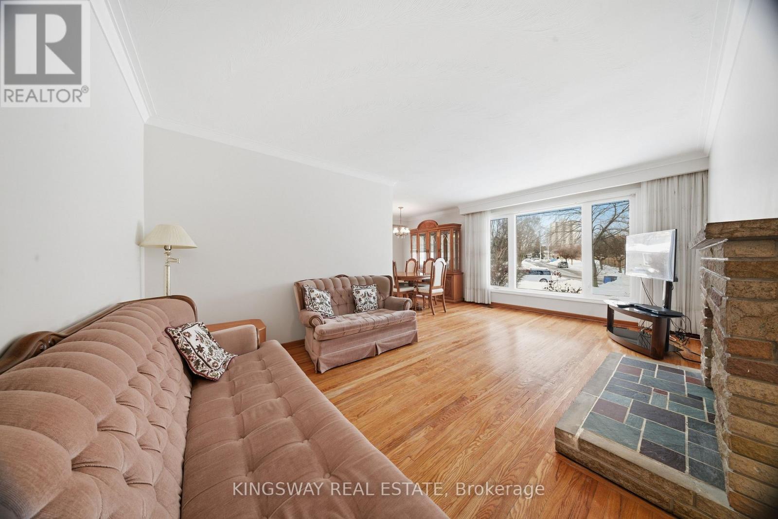 163 Floradale Drive, Mississauga, Ontario  L5B 1G2 - Photo 4 - W13075444