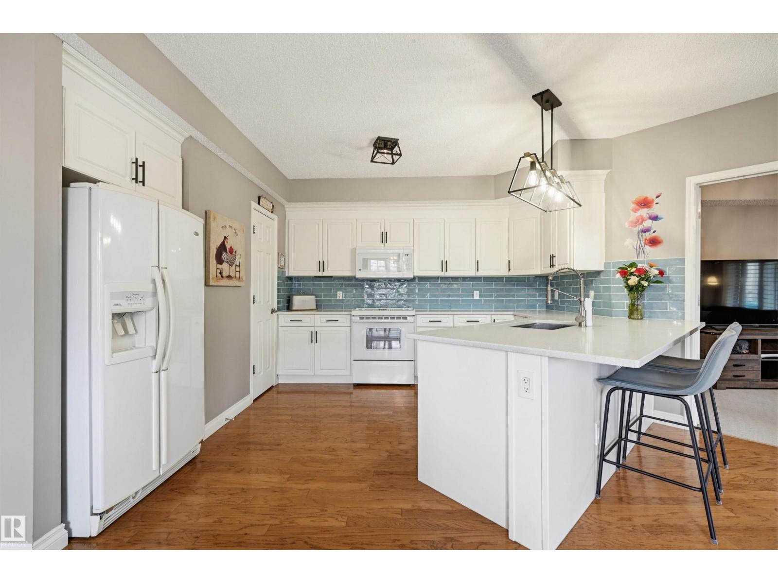 #201 9811 96a St Nw, Edmonton, Alberta  T6A 4A4 - Photo 3 - E4487896
