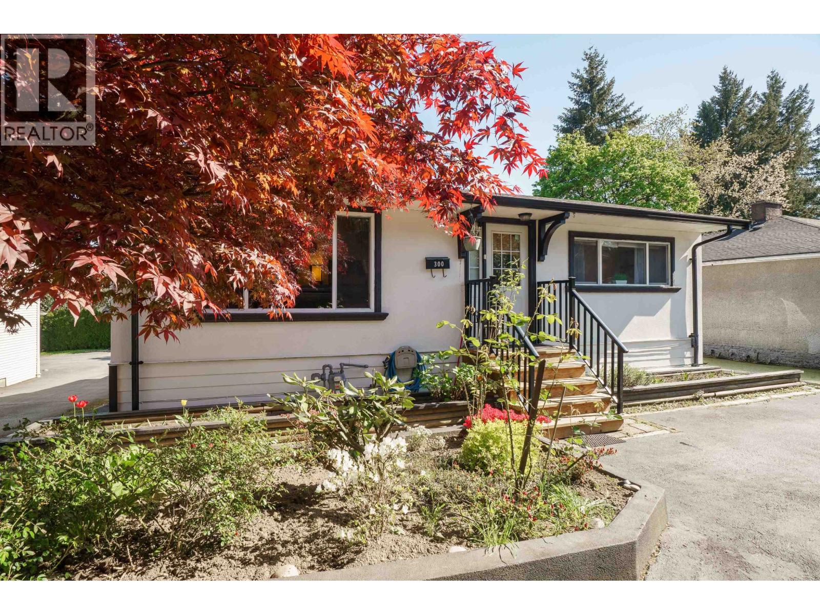 300 Tenth Avenue, New Westminster, British Columbia  V3L 2B2 - Photo 2 - R3123055