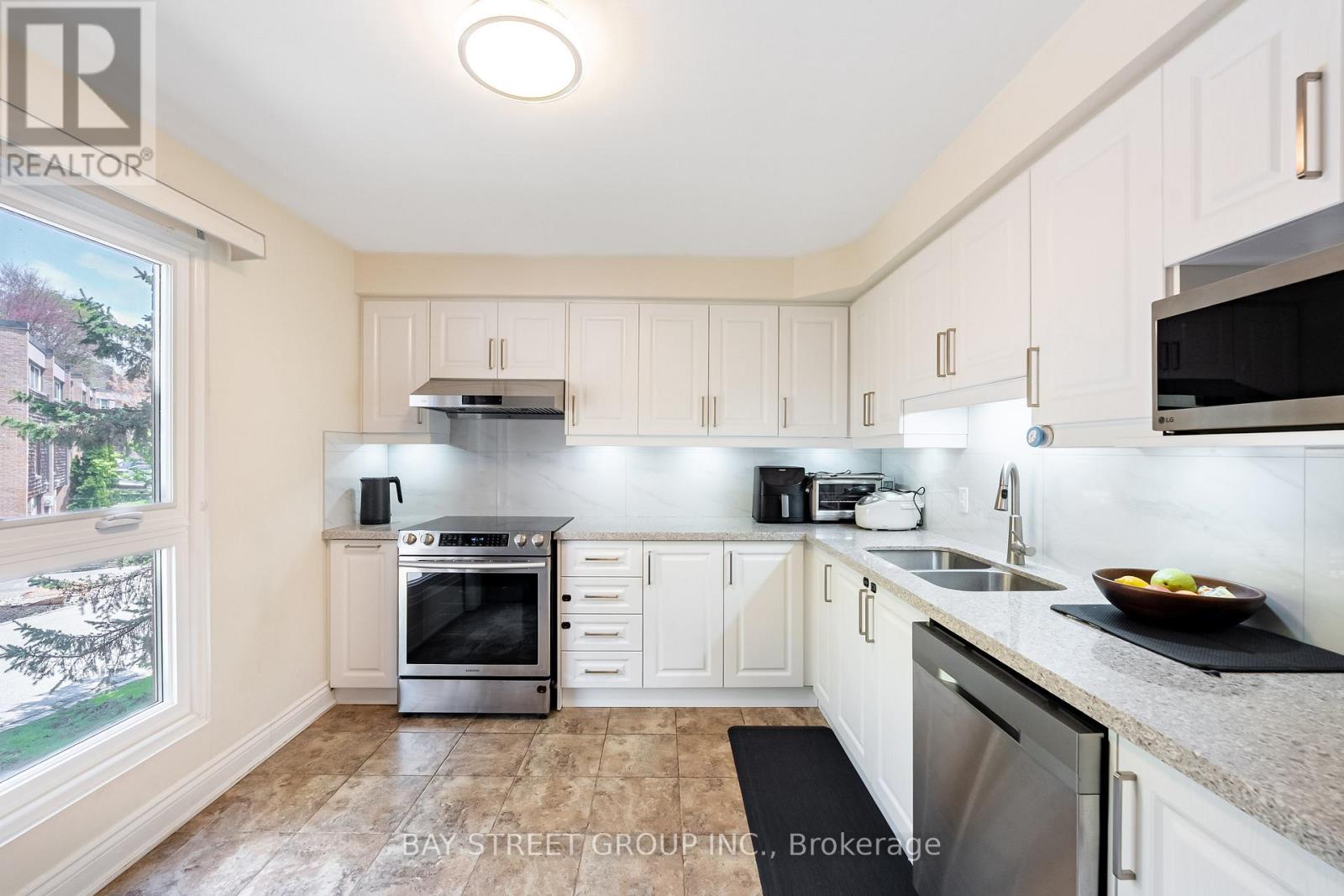 8 Paul Markway, Toronto, Ontario  M2H 1S7 - Photo 18 - C13131818