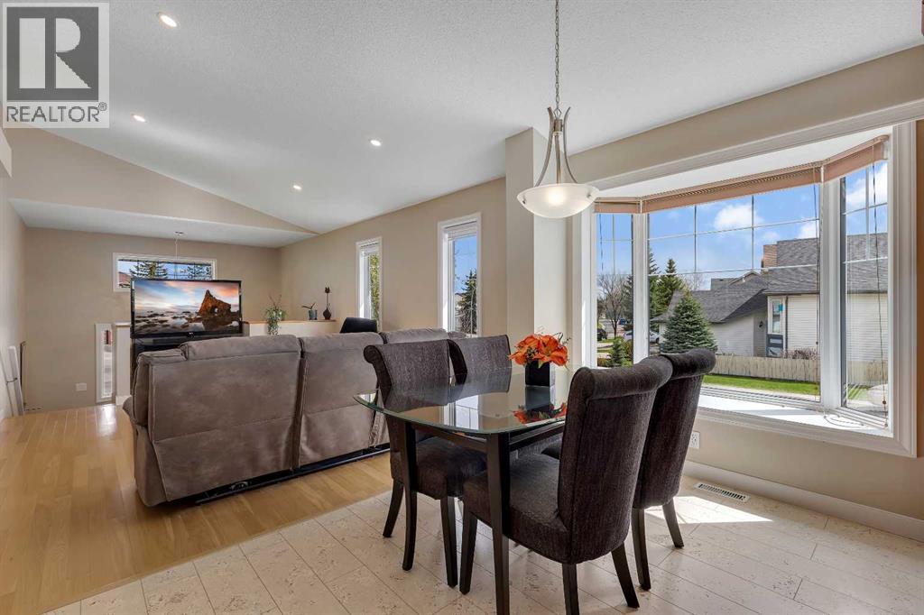 16371 Somercrest Street Sw, Calgary, Alberta  T2Y 3M6 - Photo 5 - A2310850