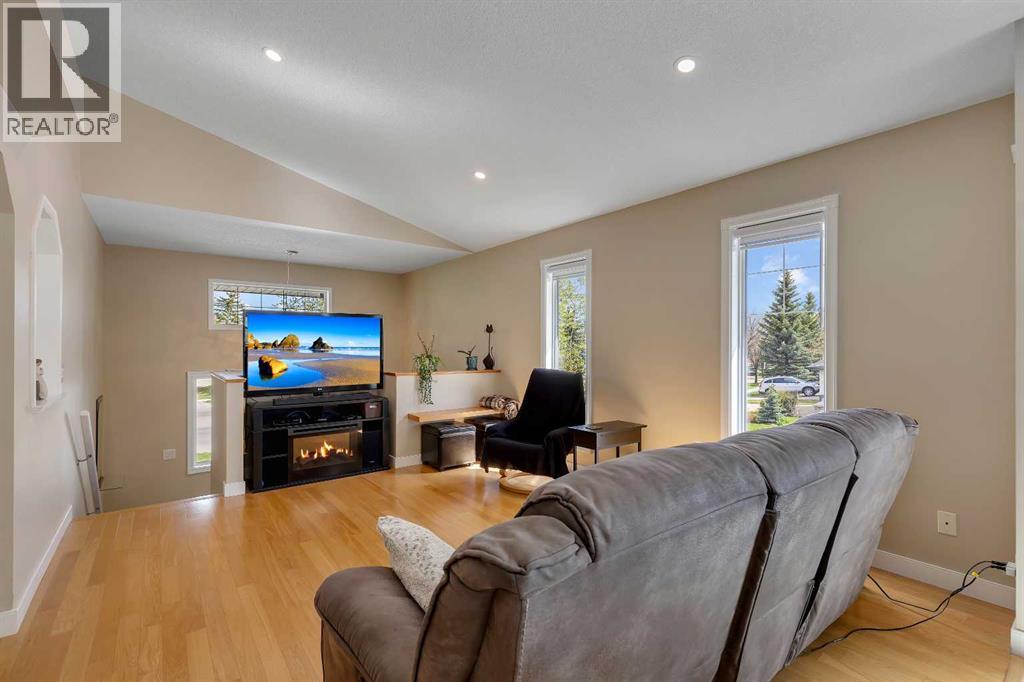 16371 Somercrest Street Sw, Calgary, Alberta  T2Y 3M6 - Photo 3 - A2310850
