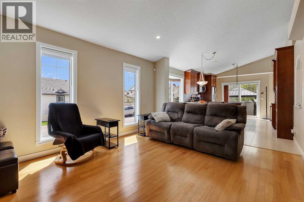 16371 Somercrest Street Sw, Calgary, Alberta  T2Y 3M6 - Photo 2 - A2310850