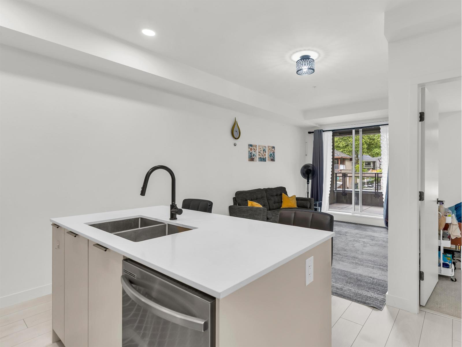 204 13439 94a Avenue, Surrey, British Columbia  V3V 0G9 - Photo 3 - R3124102