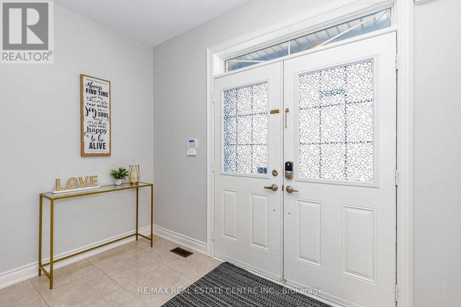 45 Carondale Square, East Gwillimbury, Ontario  L9N 0X6 - Photo 3 - N13131900