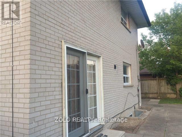 12 Quinby Court, Toronto, Ontario  M9V 2V3 - Photo 5 - W13131920