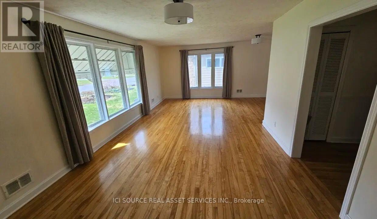 2243 Hillary Avenue, Ottawa, Ontario  K1H 7H7 - Photo 3 - X13131918
