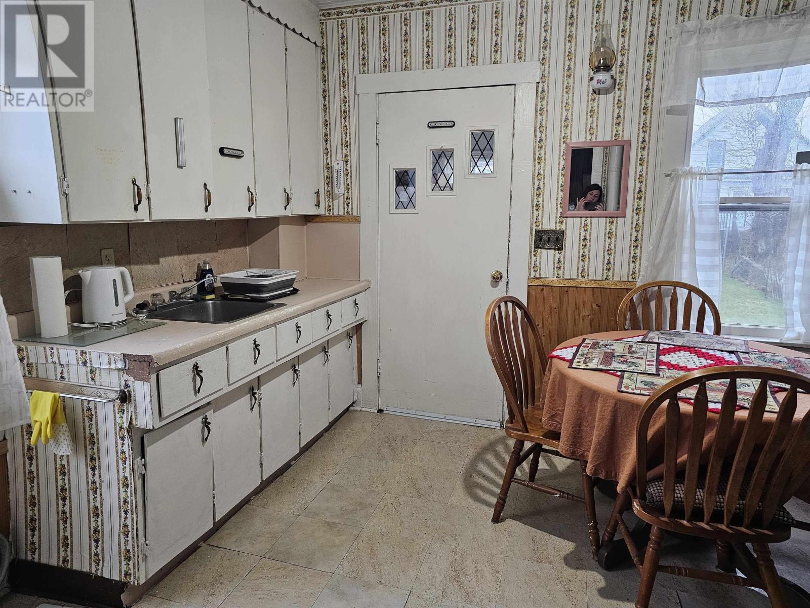 140 Willow Street, Sydney, Nova Scotia  B1P 3A4 - Photo 10 - 202610308