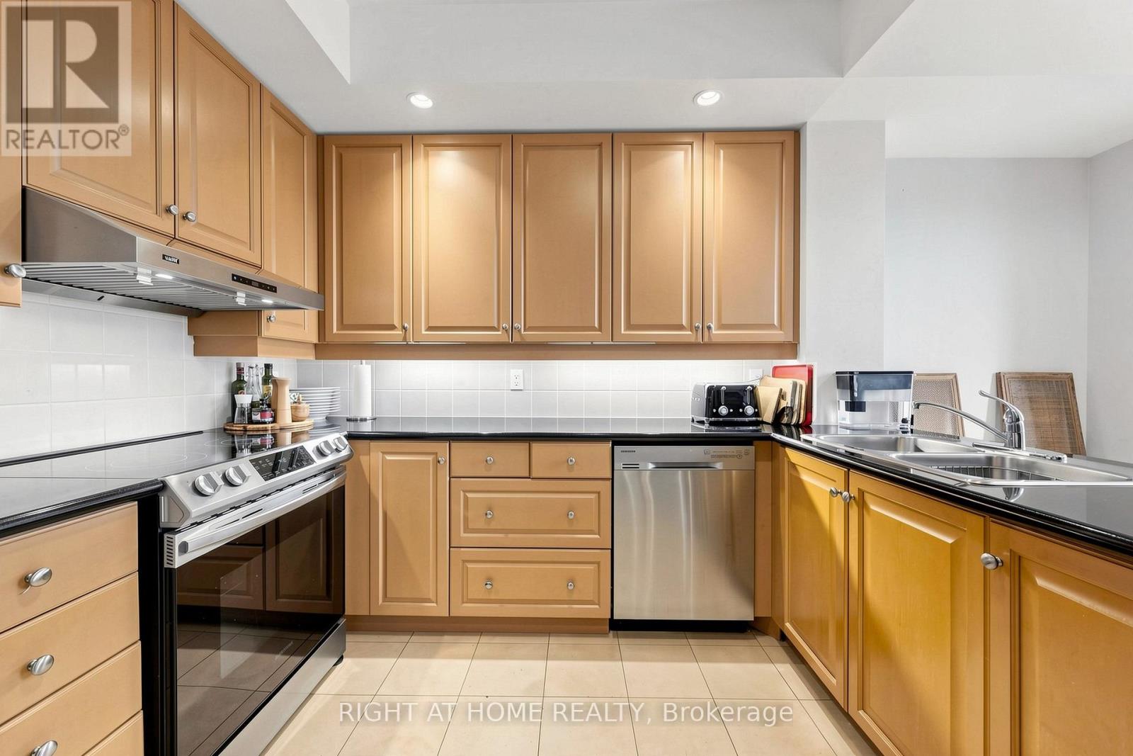 Ph4 - 123 Eglinton Avenue E, Toronto, Ontario  M4P 1J2 - Photo 23 - C13132016